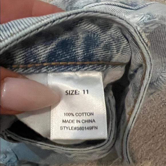 Fashion nova distressed denim Jean shorts - Picture 2 of 2